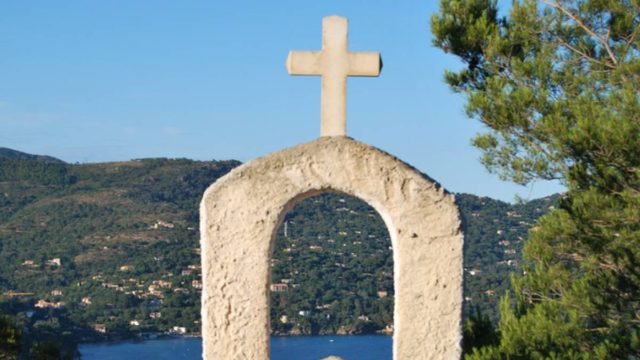Εικόνες από Αρχαία τραγωδία στην Κρήτη: Βαφτίζεται η αδερφή του 3χρονου Ζαχαρία πριν την κηδεία του