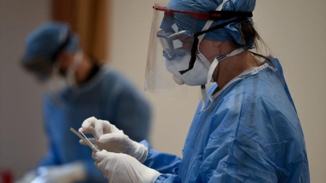 Κορωνοϊός: 2.405 νέα κρούσματα, 521 διασωληνωμένοι και 49 νέοι θάνατοι