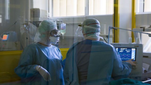 Κορωνοϊός: Ξεπέρασαν τους 600 οι διασωληνωμένοι – Ασφυκτική πίεση στις ΜΕΘ