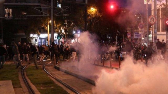 Σοβαρά επεισόδια στη Νέα Σμύρνη – Πετροπόλεμος και χημικά