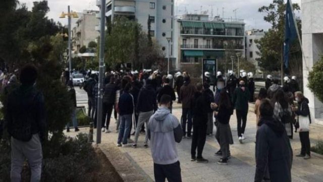 Επεισόδια στη Νέα Σμύρνη: Αστυνομικοί δέχθηκαν επίθεση από 30 άτομα!