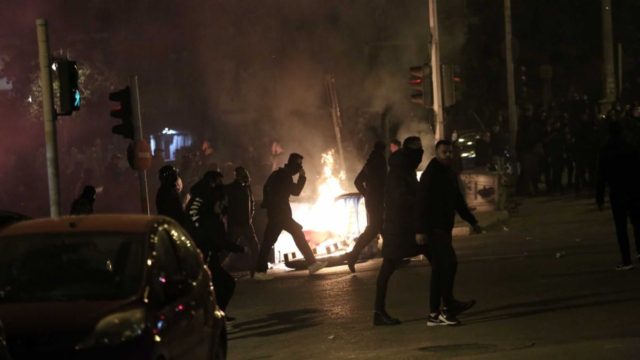Επεισόδια στη Νέα Σμύρνη: Στην ανακρίτρια οδηγήθηκε ο “Ινδιάνος” για την επίθεση στον αστυνομικό