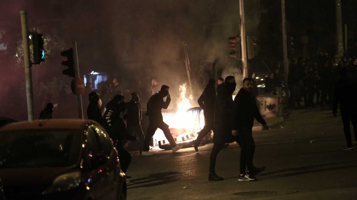 Επεισόδια στη Νέα Σμύρνη: Στην ανακρίτρια οδηγήθηκε ο “Ινδιάνος” για την επίθεση στον αστυνομικό