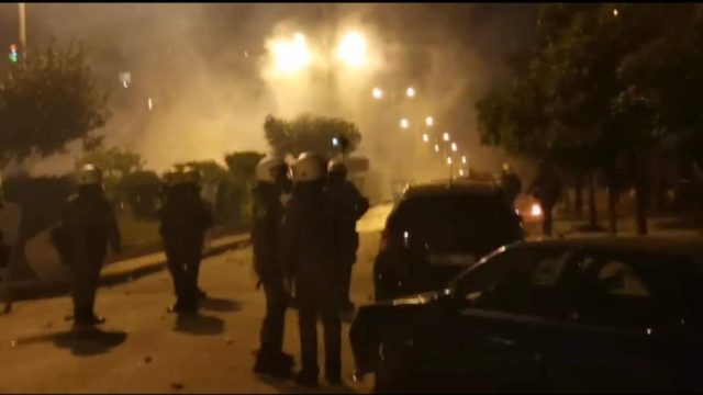 Νέα Σμύρνη: Συνεχίζονται τα επεισόδια σε πολλά σημεία της περιοχής – Ανατριχιαστικό βίντεο από drone με μολότοφ και κυνηγητό