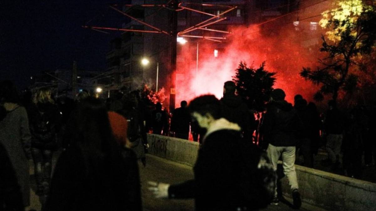Η Νίκαια έγινε… Νέα Σμύρνη: Νέα επεισόδια με πετροπόλεμο, φωτιές και χημικά