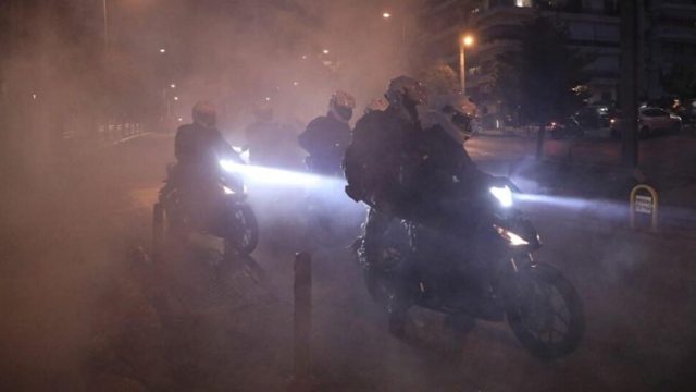 Νέα επεισόδια στην Νέα Σμύρνη: Συγκέντρωση με ρίψεις μολότοφ και χημικών στην περιοχή
