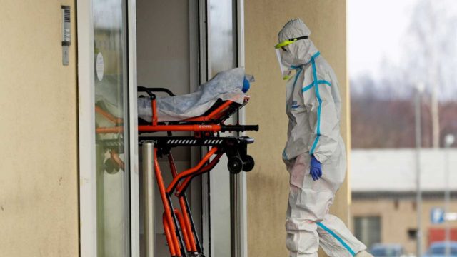 Οικογενειακή τραγωδία: Ζευγάρι “έχασε” τη μάχη με τον κορωνοϊό – Τους βρήκε η ανήλικη κόρη τους