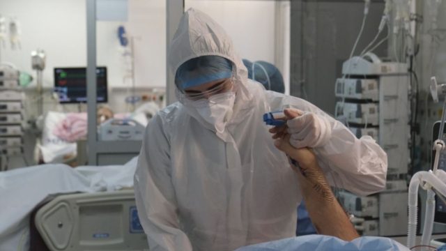 Οικογενειακή τραγωδία: Μητέρα “έχασε” τη ζωή της από τον κορωνοϊό – Νοσηλεύονται ο άντρας και ο γιος της