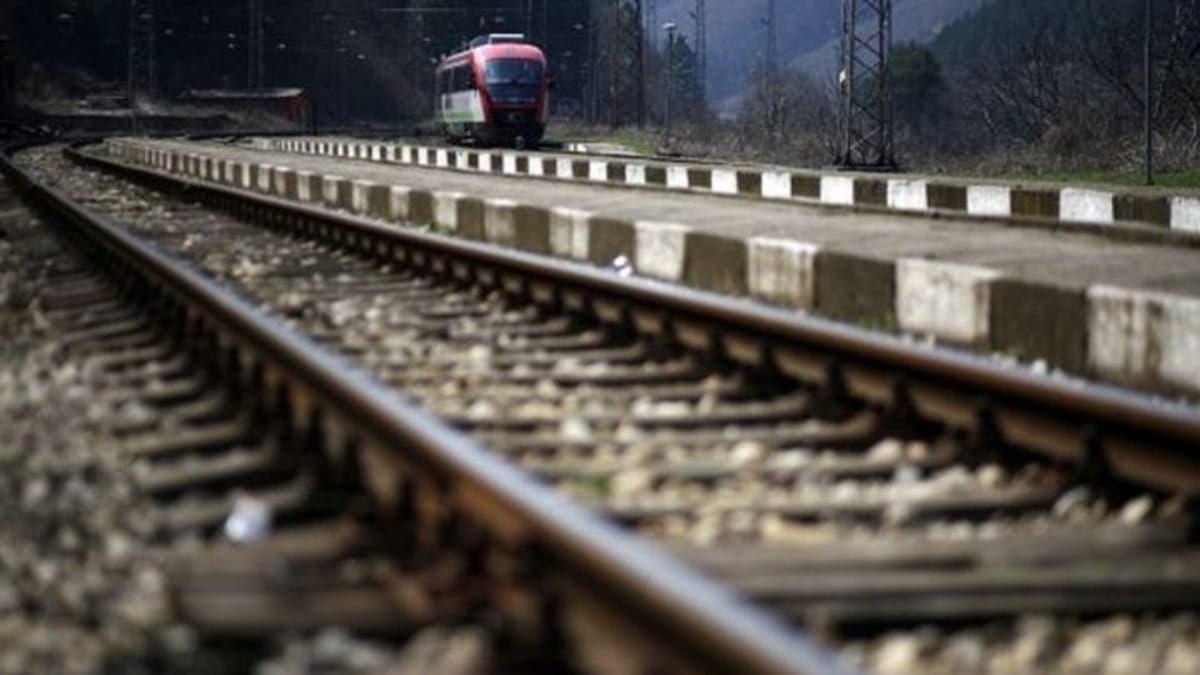 Συναγερμός στη Χαλκίδα: Άνδρας βρέθηκε αιμόφυρτος δίπλα στις ράγες του ΟΣΕ