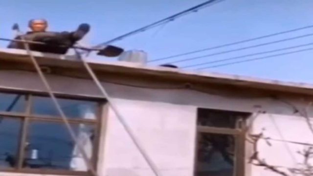 77χρονος παππούς θέλησε να κατέβει απ’ τη στέγη χωρίς σκάλα – Δεν φαντάζεστε τι συνέβη… (Video)