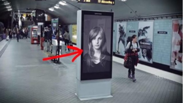 Φαίνεται σαν μία κανονική πινακίδα – Δείτε τι θα γίνει μόλις περάσει το τρένο… (Video)