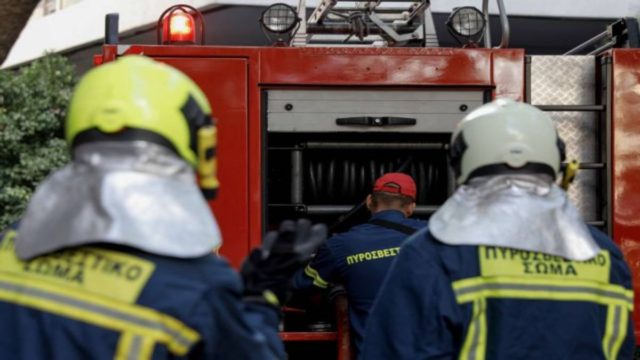 Συναγερμός στην Θεσσαλονίκη: Φωτιά σε εγκαταλελειμμένο διατηρητέο κτίριο