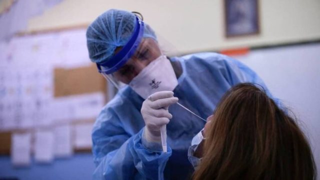 Κορωνοϊός: Πώς γίνεται το self rapid test – Αναλυτικά η διαδικασία στην κάμερα (Video)