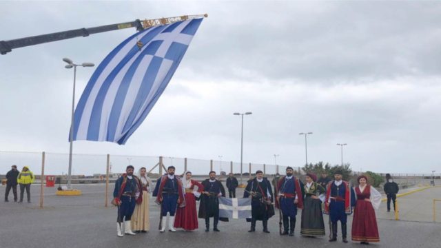Ρέθυμνο: Υψώθηκε Ελληνική σημαία 300 τ.μ. στη μαρίνα (Video)