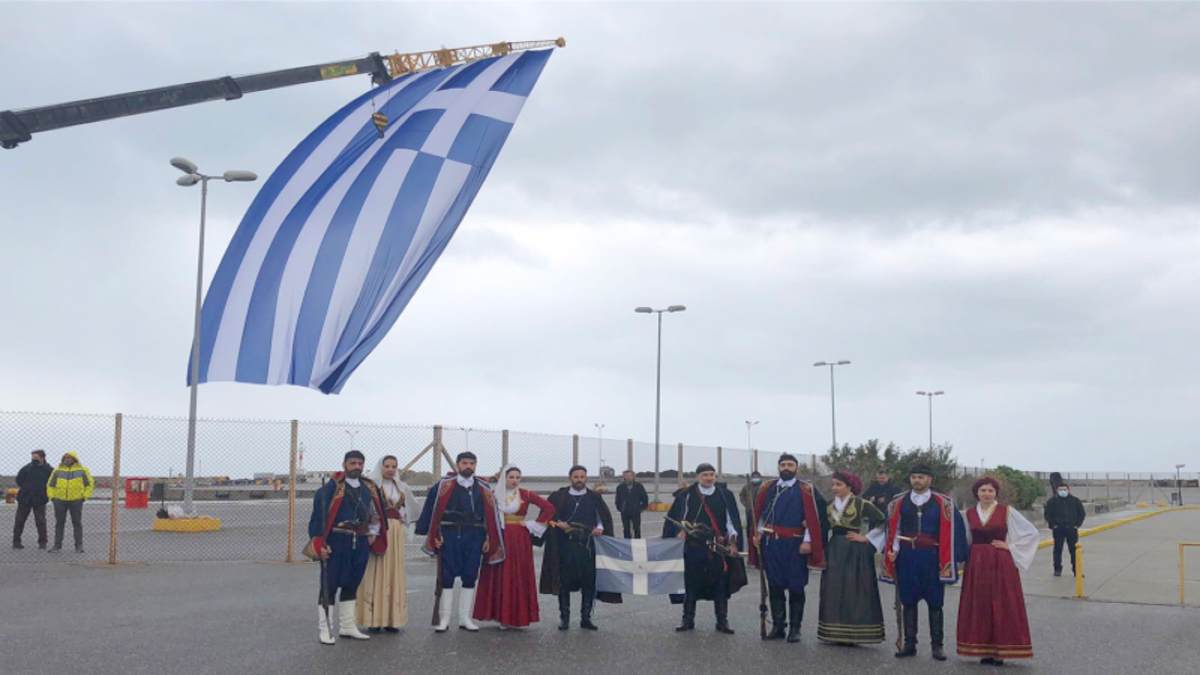 Ρέθυμνο: Υψώθηκε Ελληνική σημαία 300 τ.μ. στη μαρίνα (Video)