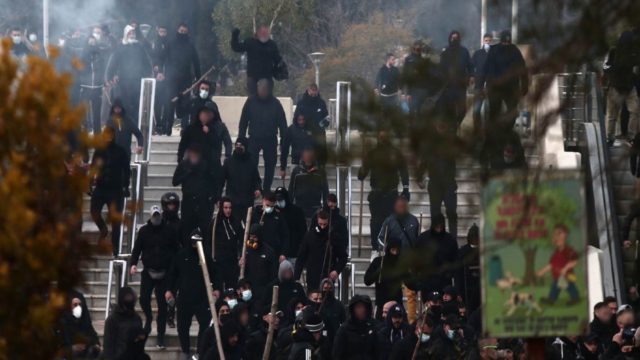 Επεισόδια στη Νέα Σμύρνη: Πόσες συλλήψεις έγιναν – Στους 10 οι τραυματίες αστυνομικοί
