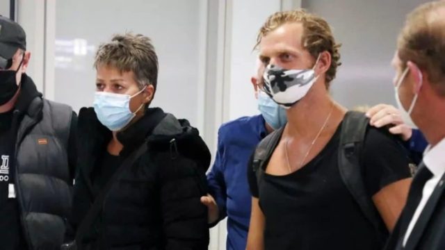 Survivor 4: Γύρισαν στην Ελλάδα η Σοφία και ο Κρις – Με γύψο στο πόδι η πρώην «κόκκινη» παίκτρια