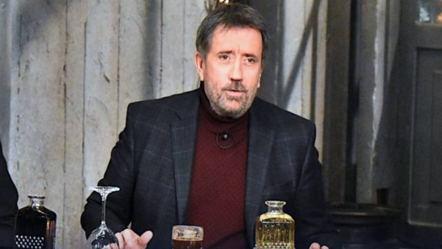 «Στην υγειά μας ρε παιδιά»: Κάνει το «μπαμ» με όνομα-βόμβα ο Σπύρος Παπαδόπουλος