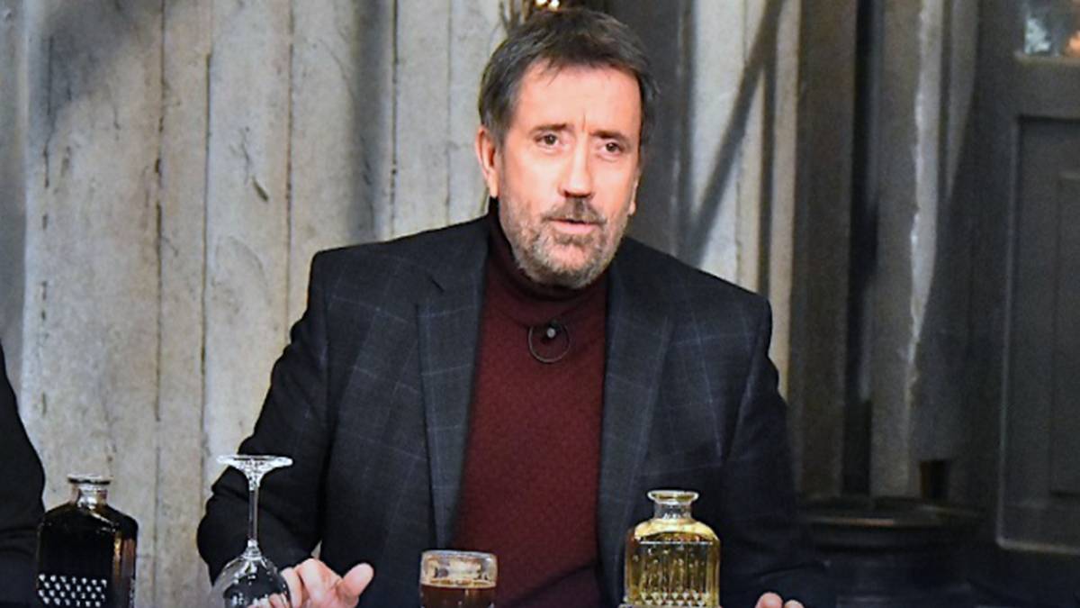«Στην υγειά μας ρε παιδιά»: Κάνει το «μπαμ» με όνομα-βόμβα ο Σπύρος Παπαδόπουλος