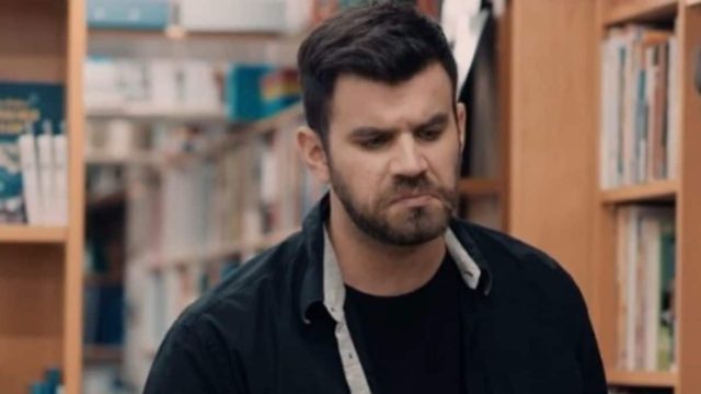 8 Λέξεις: Ο Σπύρος εξομολογείται τον έρωτά του στην Ιφιγένεια!