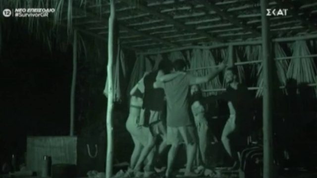 Survivor 4: Αδιανόητο σκηνικό στην «μπλε» παραλία – Το παρεάκι έκανε ίντριγκες και οι άλλοι… χόρευαν