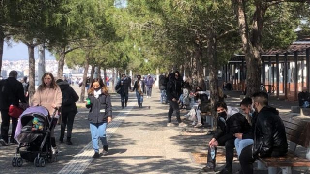 Θεσσαλονίκη – Κορωνοϊός: Στους δρόμους και τις παραλίες οι κάτοικοι – Πραγματοποιούνται και διαδηλώσεις (video)