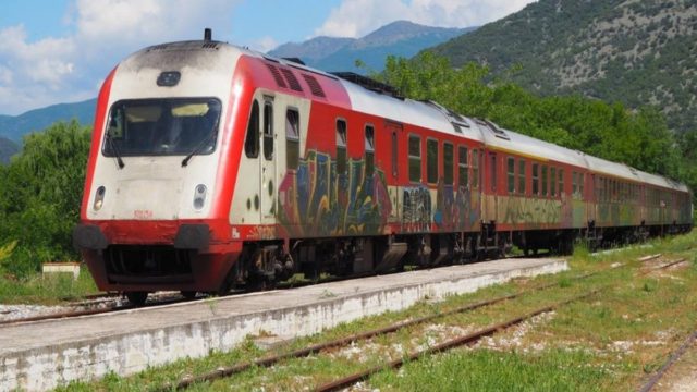 Συναγερμός στην Πάτρα: Εκτροχιάστηκε τρένο στον Άγιο Ανδρέα
