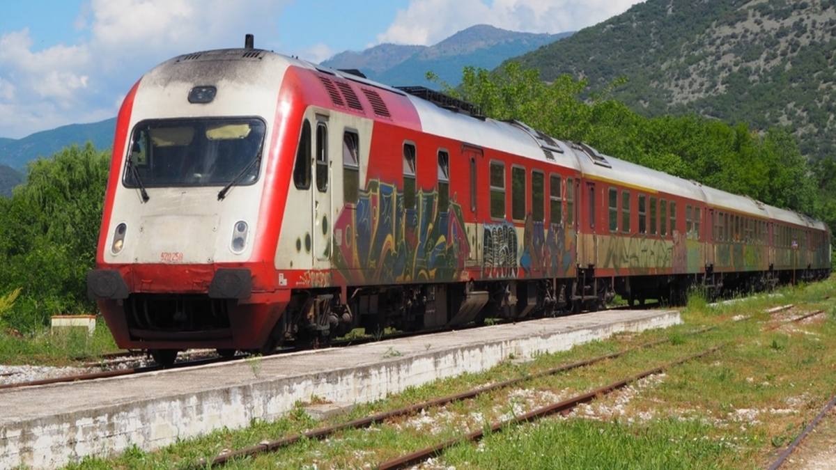 Συναγερμός στην Πάτρα: Εκτροχιάστηκε τρένο στον Άγιο Ανδρέα