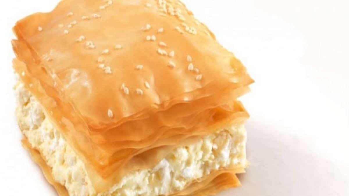 Εύκολη τυρόπιτα με 3 τυριά