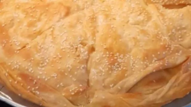 Πανεύκολη τυρόπιτα με γιαούρτι και αυγά