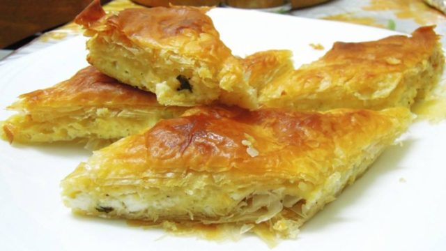 Πανεύκολη και πεντανόστιμη τυρόπιτα με λίγα υλικά – Το τυρί που κάνει τη διαφορά
