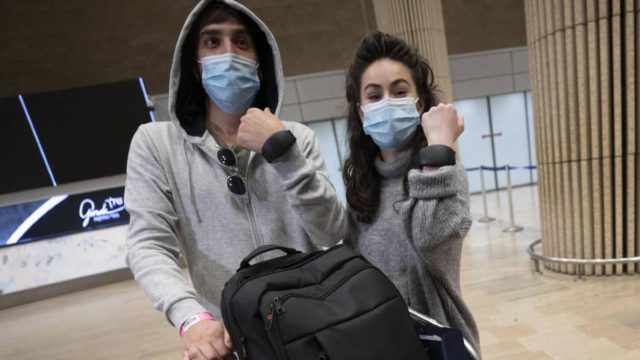 Κορωνοϊός: «Βραχιολάκι» καραντίνας – Η εναλλακτική για τους ταξιδιώτες που επιστρέφουν στη χώρα τους