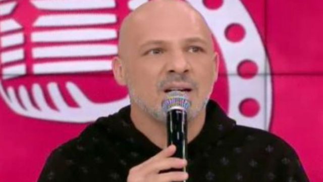 Παραμορφώθηκε ο Νίκος Μουτσινάς: Τι εικόνα σοκ είναι αυτή;