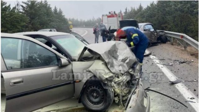 Λαμία: Σοβαρό τροχαίο με τέσσερις τραυματίες (Video)