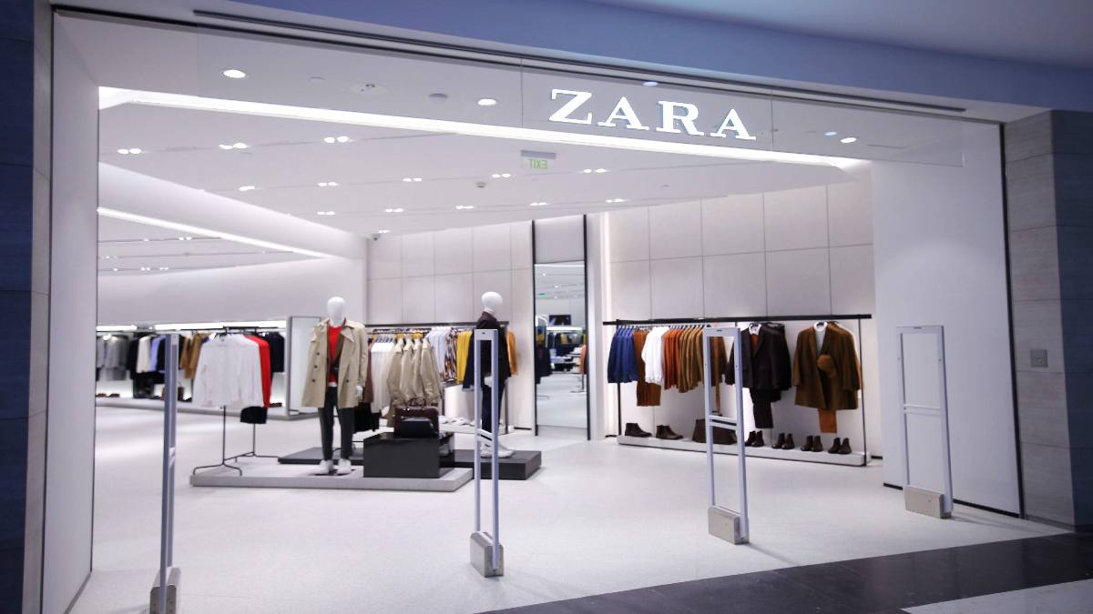 ZARA: Φόρμα πετσετέ σε τιμή έκπληξη – “Τρέξτε” να προλάβετε πριν βγει sold – out