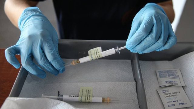 Η δίψα της… απελευθέρωσης οδήγησε σε απογείωση! Ρεκόρ αιτήσεων από νέους για το εμβόλιο παρότι θα κάνουν αναγκαστικά το AstraZeneca