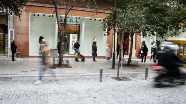 Λιανεμπόριο: Ανοίγουν τα μαγαζιά αύριο (05/04) – Τι ισχύει για click away και click inside;