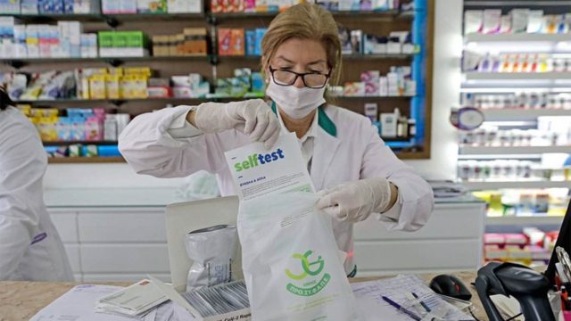 Από Δευτέρα στα φαρμακεία τα self tests: Ποιους εργαζομένους αφορά
