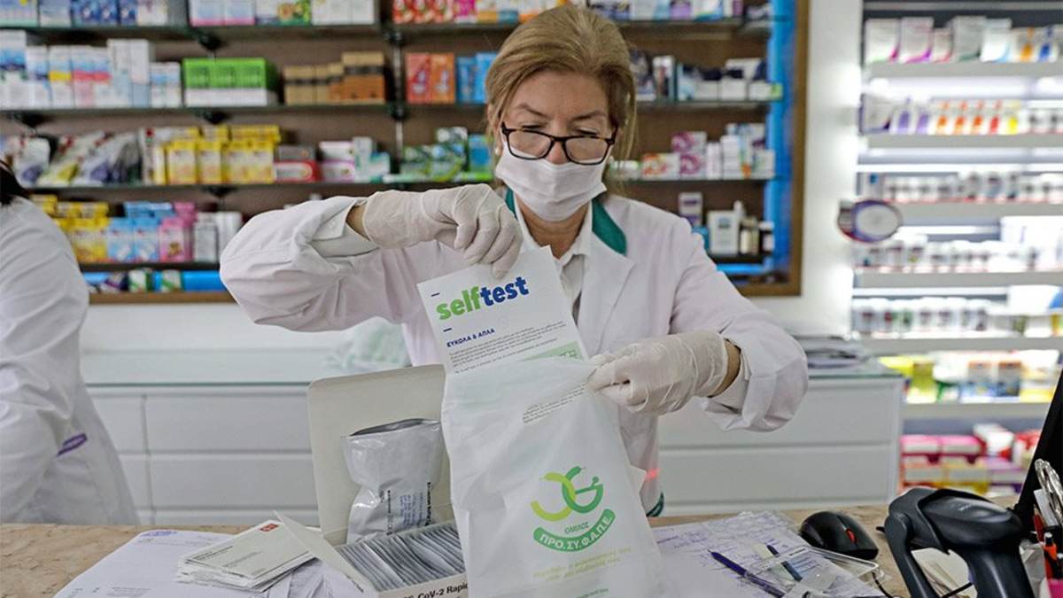 Από Δευτέρα στα φαρμακεία τα self tests: Ποιους εργαζομένους αφορά