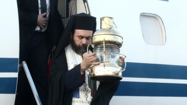 Το Άγιο Φως δεν θα έρθει με τιμές αρχηγού κράτους
