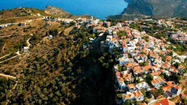 Η φωτογραφία της ημέρας: Αλόννησος – Φτάσε στην άκρη του γκρεμού και απόλαυσε τη θέα!