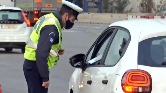 “Πάω τον σκύλο μου σε κτηνίατρο στην Αρκαδία”: Απίθανες δικαιολογίες από οδηγούς – Τους γυρίζουν πίσω στην Αθήνα!