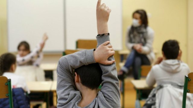 Σχολεία: Πότε ανοίγουν δημοτικά, γυμνάσια και λύκεια – Τι ισχύει με τα self test;