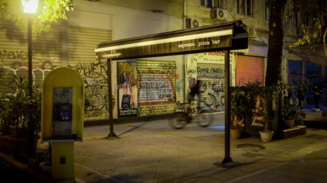 Έφτασε η ώρα για την απαγόρευση κυκλοφορίας: Τότε θα βγαίνουμε και μετά τις 21:00