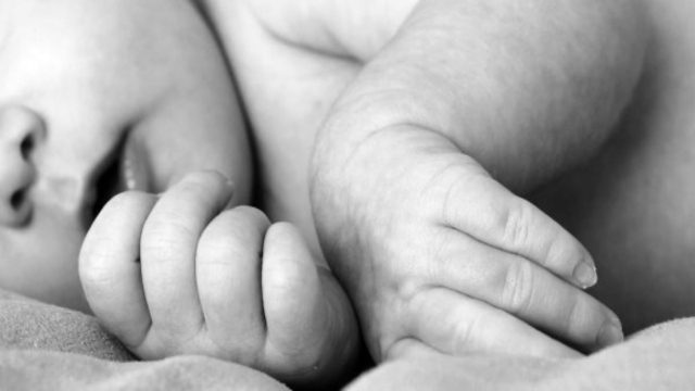 Φρίκη στον Ασπρόπυργο: Γέννησε και πέταξε το μωράκι της σε χωράφι! Είχε ακόμη τον ομφάλιο λώρο (Video)