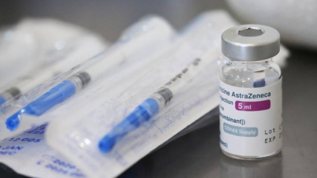 Εμβολιασμοί: Τι θα κάνουν με Astrazeneca; Γιατί επισπεύδουν τους εμβολιασμούς σε νεότερες ηλικίες