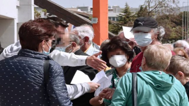 Φρενίτιδα για ένα… εμβόλιο: Απίστευτες εικόνες σε εμβολιαστικό κέντρο στο Μαρούσι!