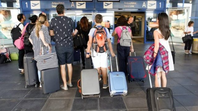 Τουρισμός: Οι Βρετανοί ετοιμάζουν διαβατήριο εμβολιασμού για τις διακοπές τους στην Ελλάδα