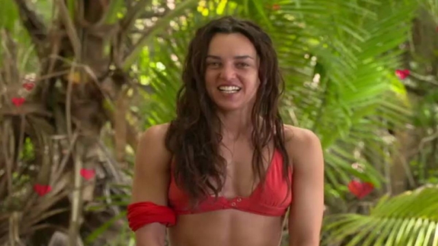 Survivor: “Σιχαμένη! Είσαι ένα φθηνό γυναικάκι” – Βρίζουν χυδαία την Καρολίνα στο προφίλ της!