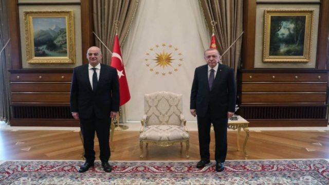 Ελληνοτουρκικά: Ολοκληρώθηκε η συνάντηση Δένδια-Ερντογάν – Τι συζήτησαν (Video)